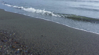 砂浜に押し寄せる波/ティルト・シフト