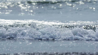 砂浜に押し寄せる波/ティルト・シフト