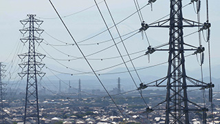 送電鉄塔と街(神奈川県茅ヶ崎市)