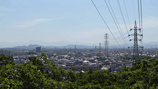 送電鉄塔と街(神奈川県茅ヶ崎市)