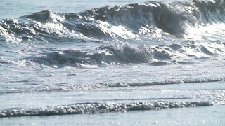 砂浜に押し寄せる波