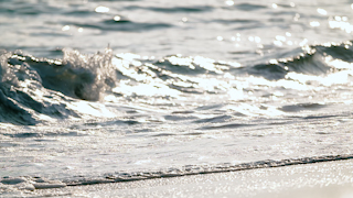 砂浜に押し寄せる波