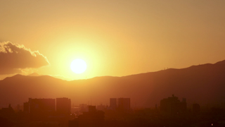 山並みと夕陽